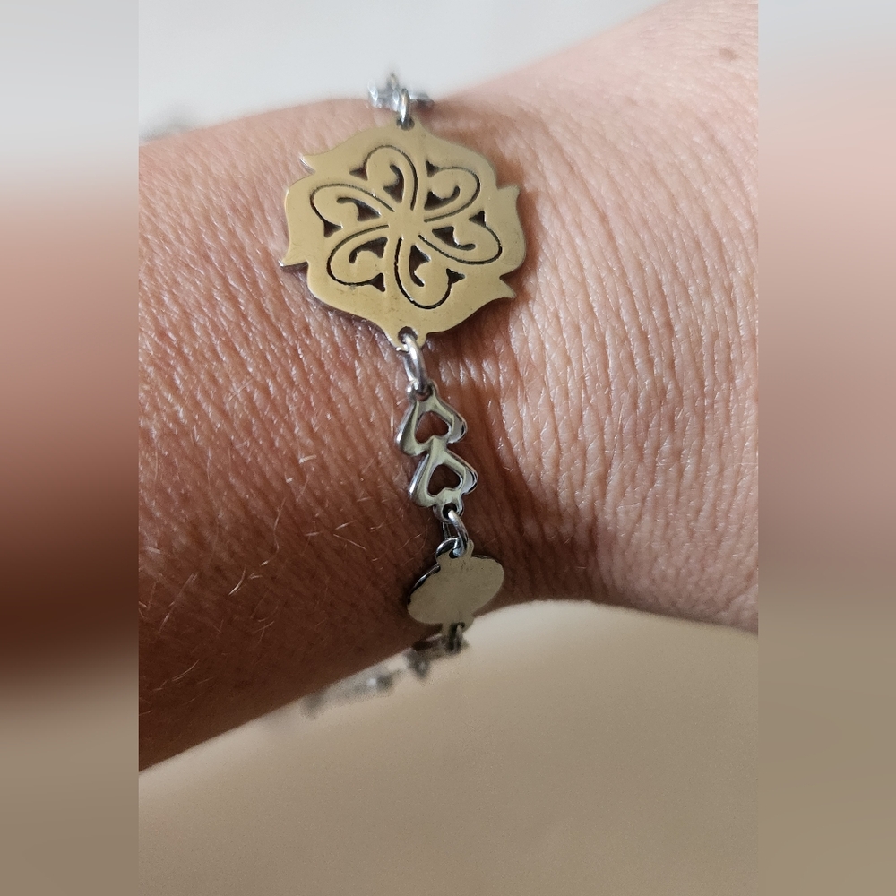 2/15$ ❤️ Elegant Silver Clover Bracelet